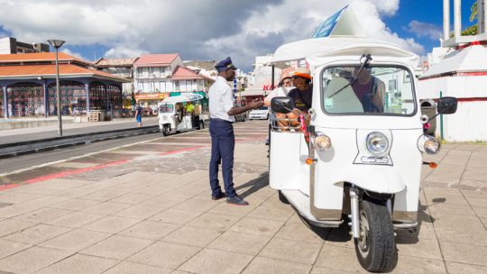 Visite Pointe-à-pitre en tuk tuk électrique - Pousse Pousse Ti Balad Peyi