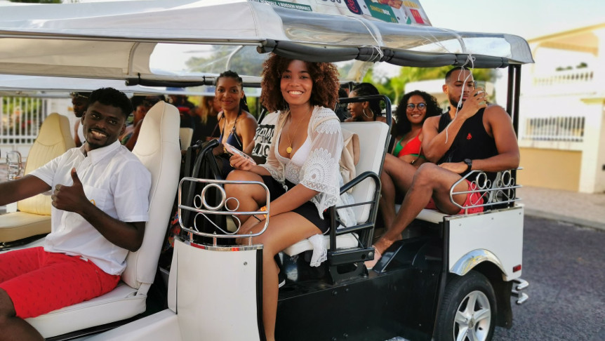 Passagers d’un tuk tuk électrique – Pousse Pousse Ti Balad Peyi Passagers d'un tuk tuk électrique - Pousse Pousse Ti Balad Peyi